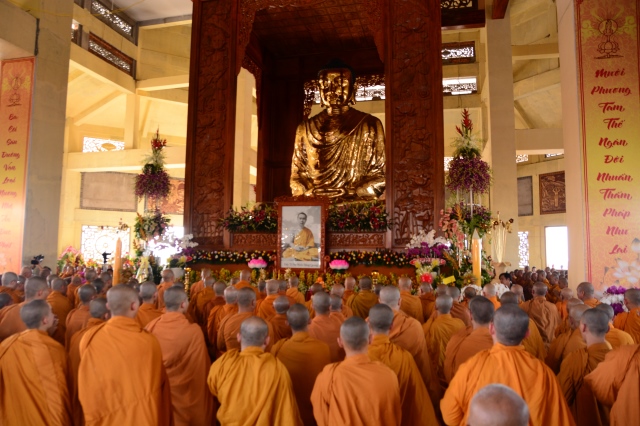 Chùm ảnh: Hàng ngàn Tăng Ni hệ phái Khất Sĩ trì bình khất thực