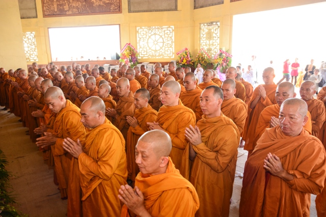 Chùm ảnh: Hàng ngàn Tăng Ni hệ phái Khất Sĩ trì bình khất thực