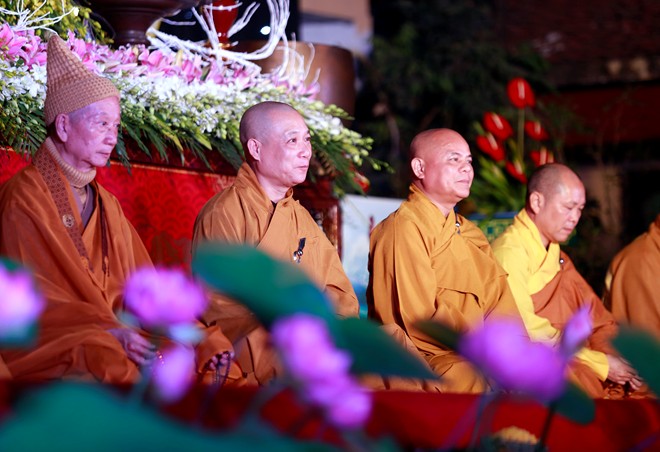 Hoa đăng thắp sáng đêm Đức Phật thành đạo ở Hà Nội
