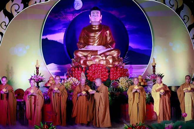 Hoa đăng thắp sáng đêm Đức Phật thành đạo ở Hà Nội