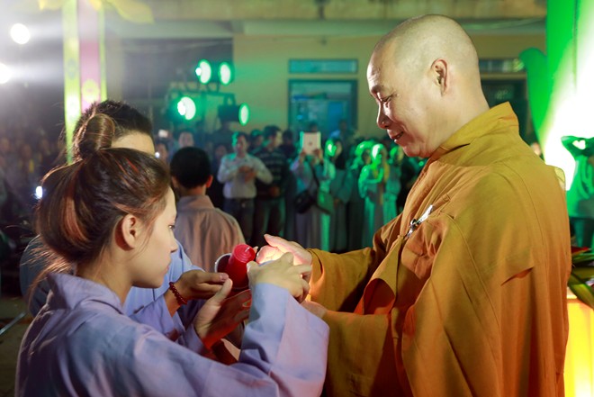 Hoa đăng thắp sáng đêm Đức Phật thành đạo ở Hà Nội