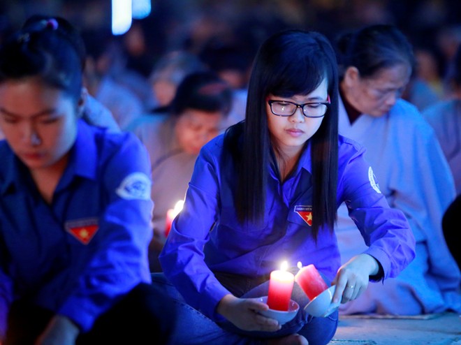 Hoa đăng thắp sáng đêm Đức Phật thành đạo ở Hà Nội