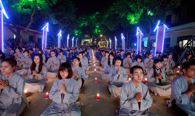 Hoa đăng thắp sáng đêm Đức Phật thành đạo ở Hà Nội