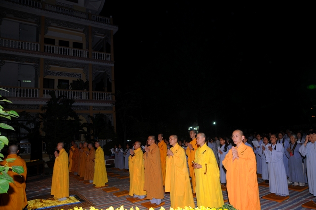 Tổ đình Phước Viên dâng hoa cúng dường Đức Phật thành đạo