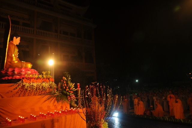 Tổ đình Phước Viên dâng hoa cúng dường Đức Phật thành đạo