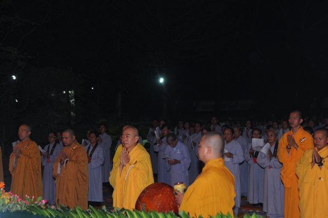 Tổ đình Phước Viên dâng hoa cúng dường Đức Phật thành đạo