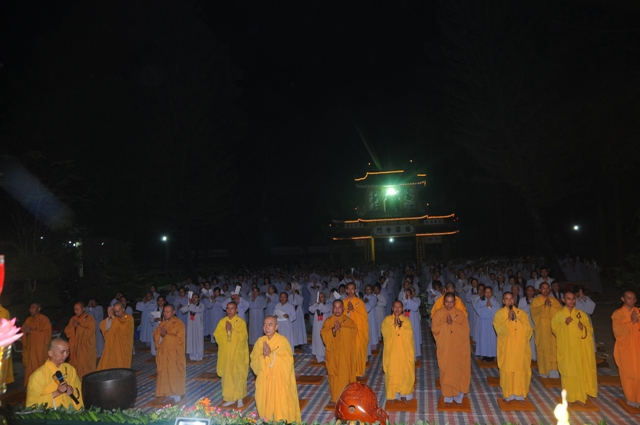 Tổ đình Phước Viên dâng hoa cúng dường Đức Phật thành đạo
