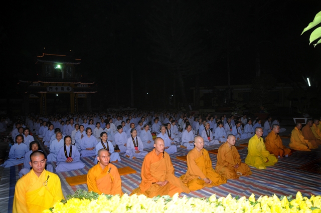 Tổ đình Phước Viên dâng hoa cúng dường Đức Phật thành đạo