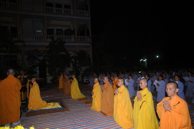 Tổ đình Phước Viên dâng hoa cúng dường Đức Phật thành đạo