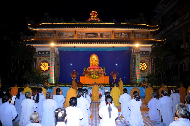 Tổ đình Phước Viên dâng hoa cúng dường Đức Phật thành đạo