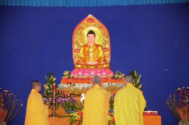 Tổ đình Phước Viên dâng hoa cúng dường Đức Phật thành đạo