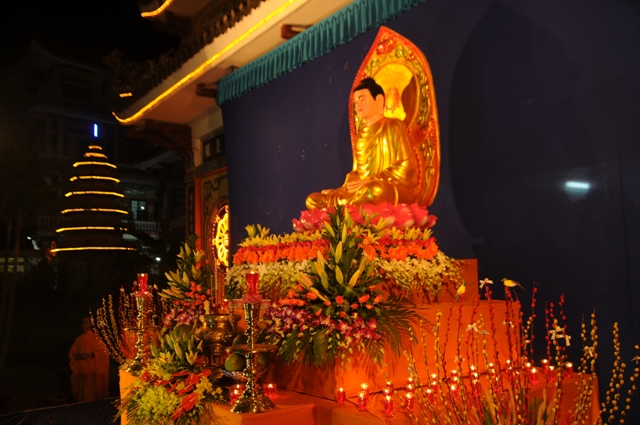 Tổ đình Phước Viên dâng hoa cúng dường Đức Phật thành đạo