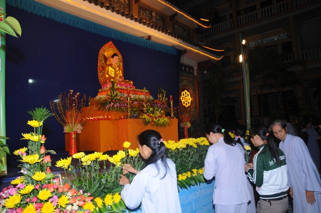 Tổ đình Phước Viên dâng hoa cúng dường Đức Phật thành đạo