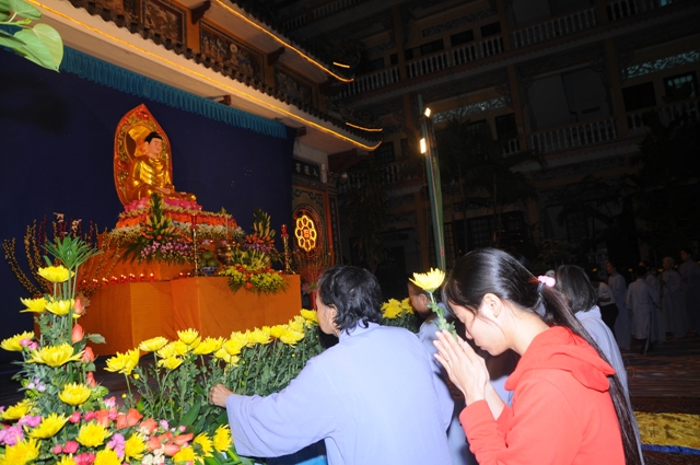 Tổ đình Phước Viên dâng hoa cúng dường Đức Phật thành đạo
