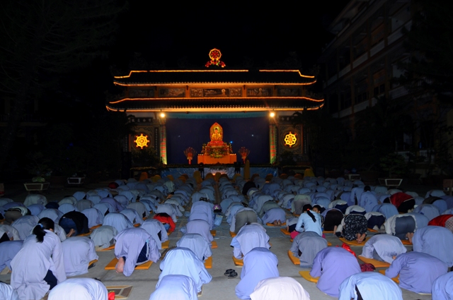 Tổ đình Phước Viên dâng hoa cúng dường Đức Phật thành đạo