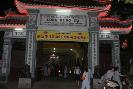 TP.HCM: Lung linh Đêm Hội Hoa Đăng Chùa Long Hưng