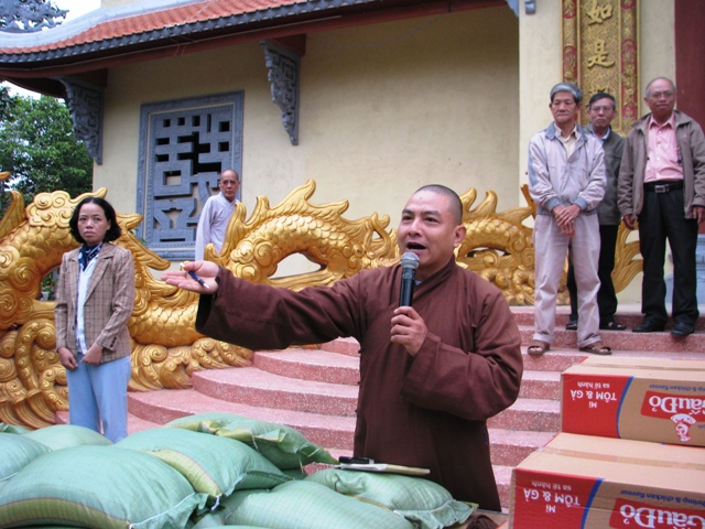 Bình Dương: CLB Những Tấm Lòng Vàng, chùa Tịnh Nghiêm từ thiện tại miền Trung