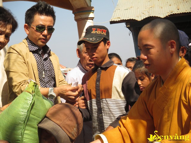 Sen Vàng Từ Bi từ thiện phát quà Tết trên đất nước Chùa Tháp