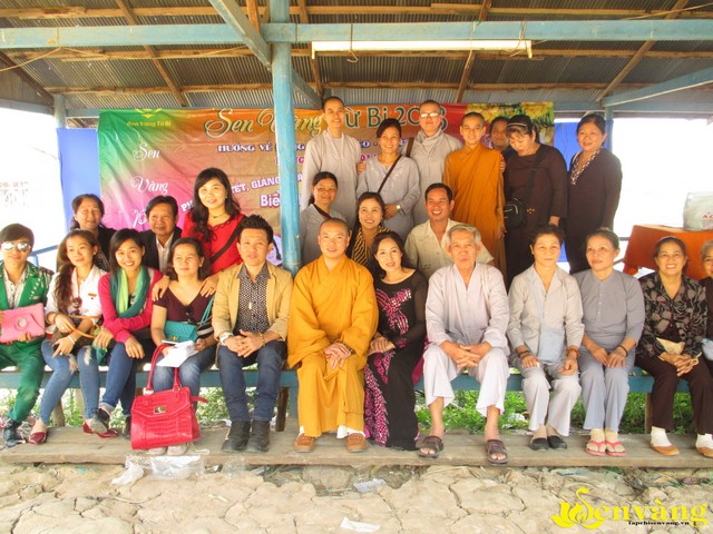 Sen Vàng Từ Bi từ thiện phát quà Tết trên đất nước Chùa Tháp