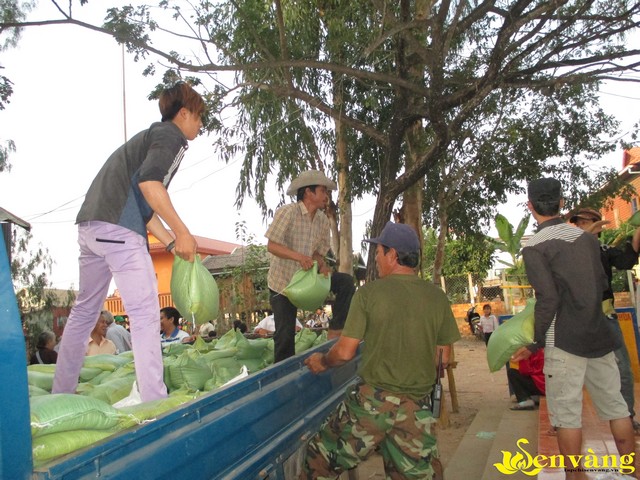 Sen Vàng Từ Bi từ thiện phát quà Tết trên đất nước Chùa Tháp