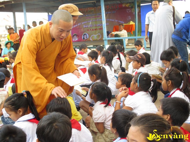 Sen Vàng Từ Bi từ thiện phát quà Tết trên đất nước Chùa Tháp