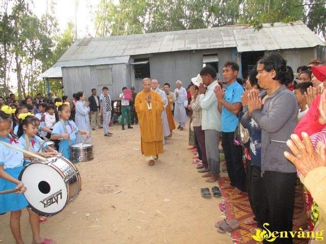 Sen Vàng Từ Bi từ thiện phát quà Tết trên đất nước Chùa Tháp