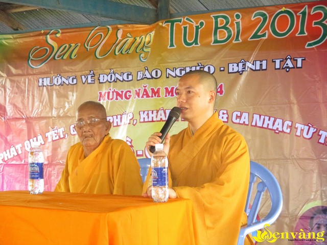 Sen Vàng Từ Bi từ thiện phát quà Tết trên đất nước Chùa Tháp
