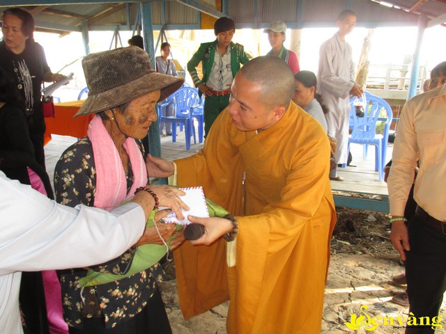 Sen Vàng Từ Bi từ thiện phát quà Tết trên đất nước Chùa Tháp