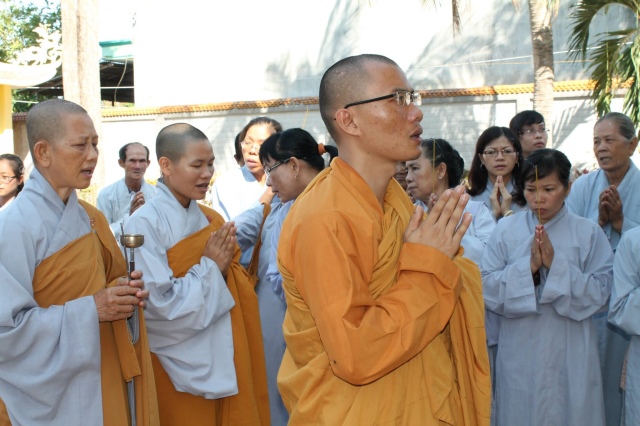 Đồng Tháp: Chùa Hoa Lâm tổ chức khóa tu bát quan trai, phóng sanh, từ thiện
