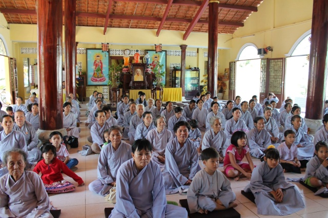Đồng Tháp: Chùa Hoa Lâm tổ chức khóa tu bát quan trai, phóng sanh, từ thiện