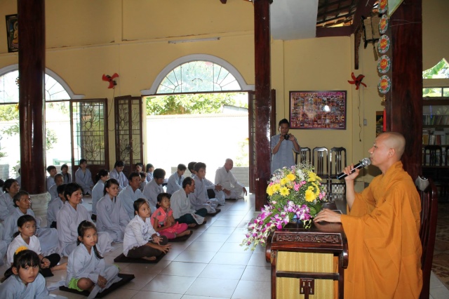 Đồng Tháp: Chùa Hoa Lâm tổ chức khóa tu bát quan trai, phóng sanh, từ thiện