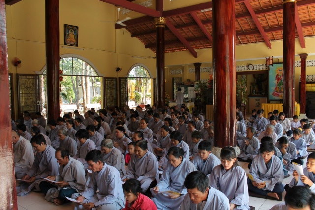 Đồng Tháp: Chùa Hoa Lâm tổ chức khóa tu bát quan trai, phóng sanh, từ thiện