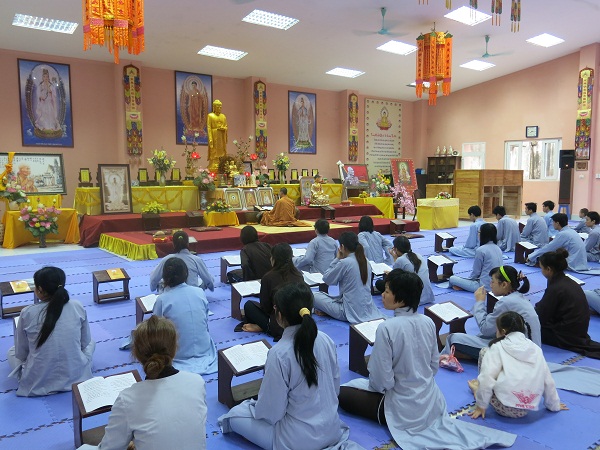 Hà Nội: Giới Trẻ lên Chùa tập sự xuất gia