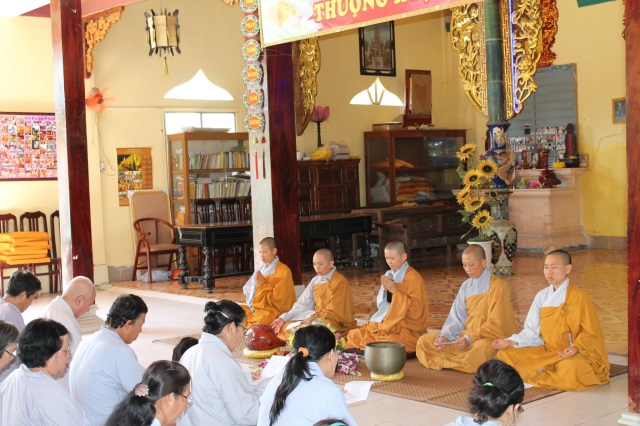 Đồng Tháp: Chùa Hoa Lâm tổ chức khóa tu bát quan trai, phóng sanh, từ thiện