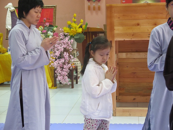 Hà Nội: Giới Trẻ lên Chùa tập sự xuất gia