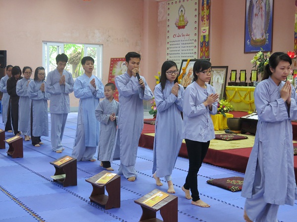 Hà Nội: Giới Trẻ lên Chùa tập sự xuất gia