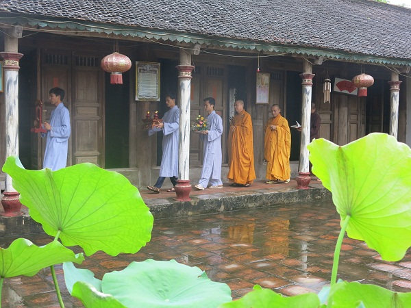 Hà Nội: Giới Trẻ lên Chùa tập sự xuất gia