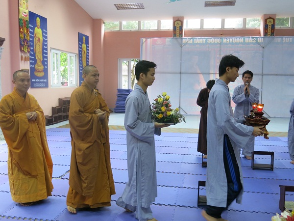 Hà Nội: Giới Trẻ lên Chùa tập sự xuất gia