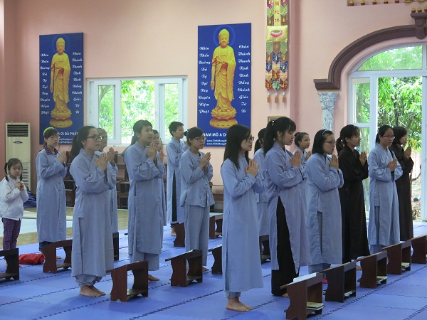 Hà Nội: Giới Trẻ lên Chùa tập sự xuất gia