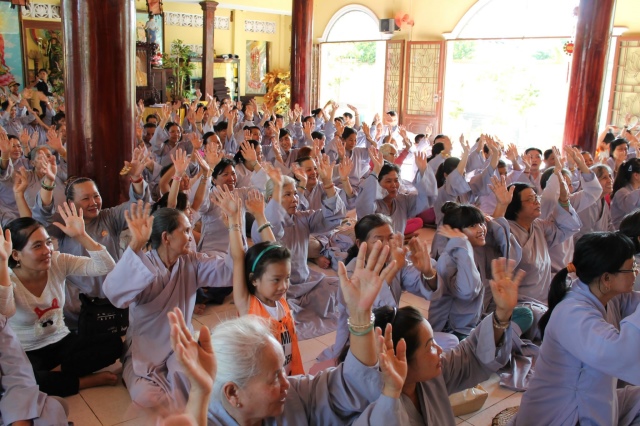 Đồng Tháp: Chùa Hoa Lâm tổ chức khóa tu bát quan trai, phóng sanh, từ thiện