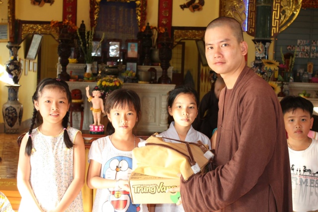 Đồng Tháp: Chùa Hoa Lâm tổ chức khóa tu bát quan trai, phóng sanh, từ thiện