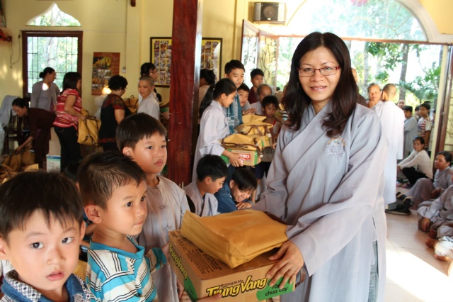 Đồng Tháp: Chùa Hoa Lâm tổ chức khóa tu bát quan trai, phóng sanh, từ thiện