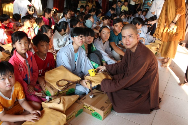 Đồng Tháp: Chùa Hoa Lâm tổ chức khóa tu bát quan trai, phóng sanh, từ thiện