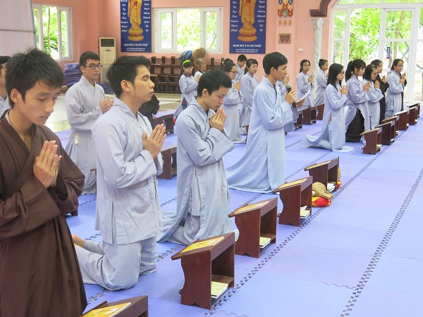 Hà Nội: Giới Trẻ lên Chùa tập sự xuất gia