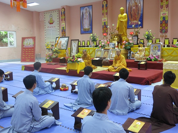 Hà Nội: Giới Trẻ lên Chùa tập sự xuất gia