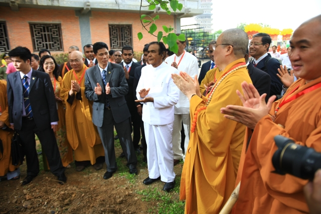Vesak 2014: Sứ giả hòa bình qua thông điệp Vesak 2014
