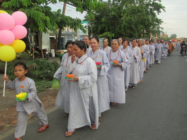 Long An: Tắm Phật cùng Diễu hành tại thị trấn Cần Giuộc
