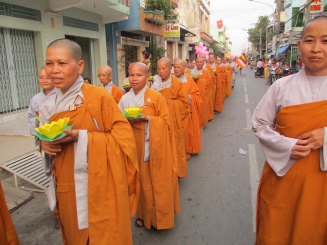 Long An: Tắm Phật cùng Diễu hành tại thị trấn Cần Giuộc