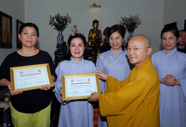 TP.HCM: Trao tặng bằng khen cho các Phật tử đóng góp cho Đại lễ Vesak LHQ 2014