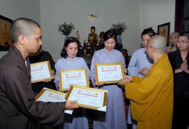 TP.HCM: Trao tặng bằng khen cho các Phật tử đóng góp cho Đại lễ Vesak LHQ 2014